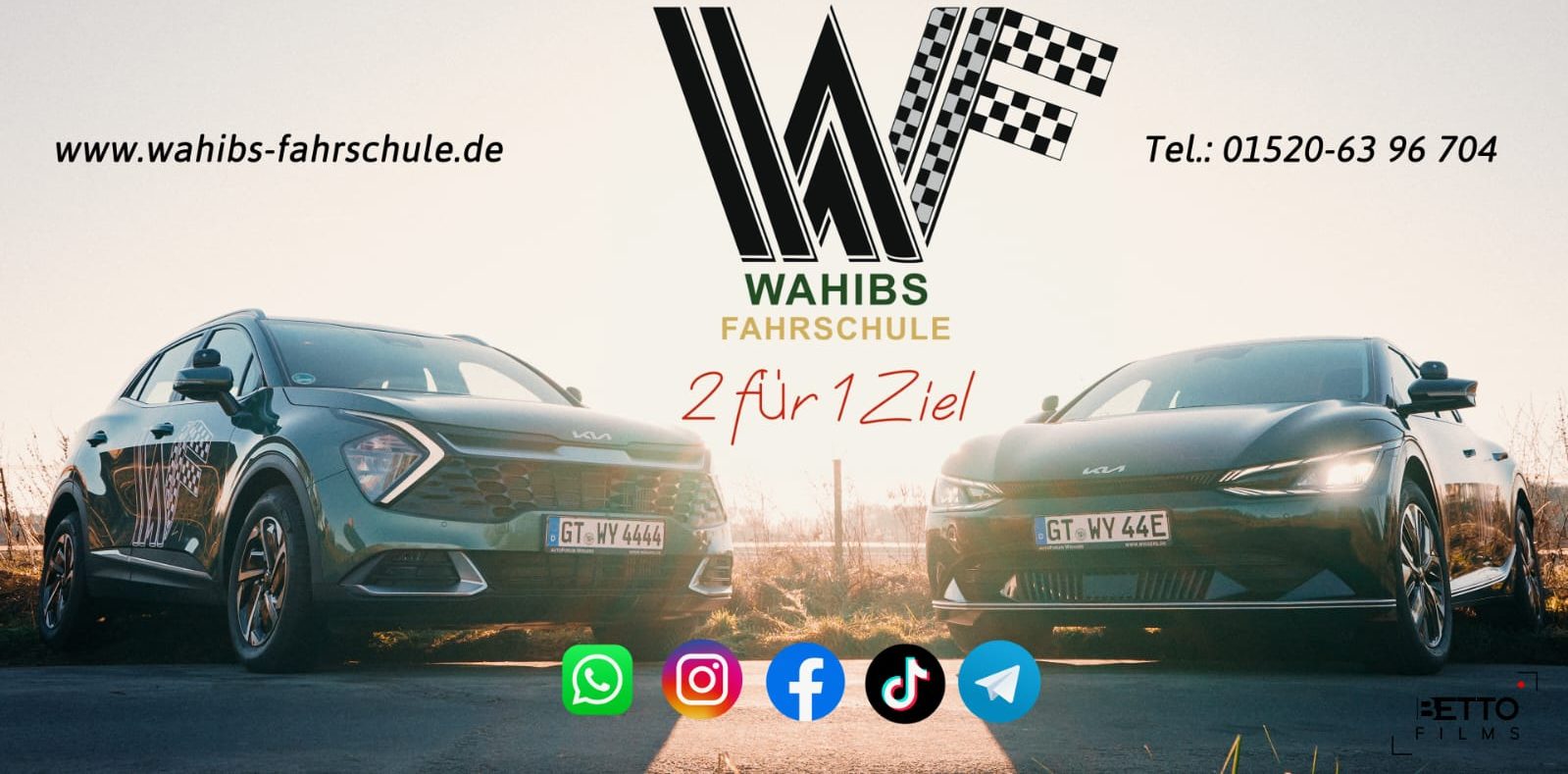 Die beiden Kia-Fahrschulwagen von Wahibs Fahrschule mit Logo und Slogan „2 für 1 Ziel“